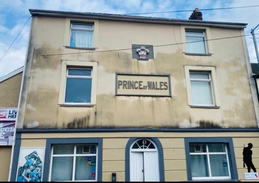 Prince of Wales pub exterior before commercial cleaning — algae and staining